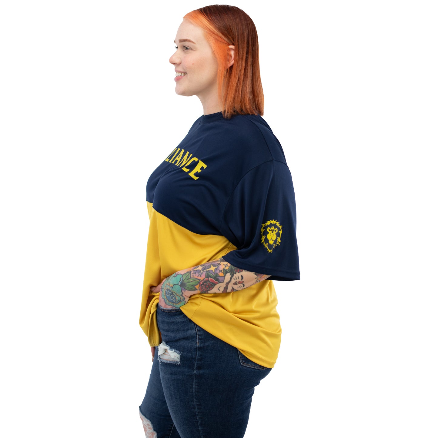 World of Warcraft l’Alliance Gold Colorblock T-Shirt - Vue de côté sur le modèle