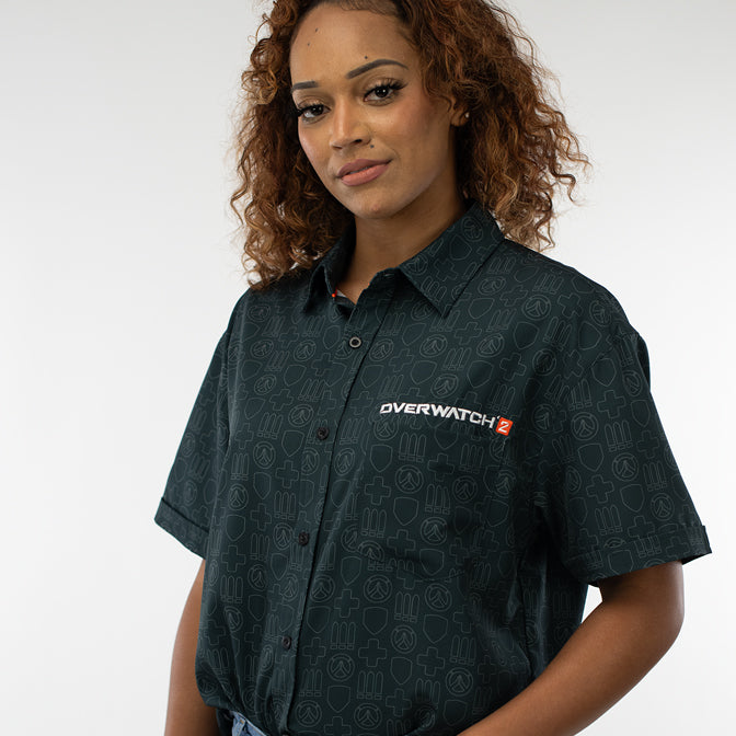 Modelo femenina con una camisa abotonada gris camisa Overwatch 2