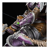 World of Warcraft Sylvanas Estatua Premium de 17'' en Púrpura - Vista ampliada del brazo