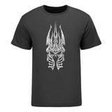 World of Warcraft Wrath of the Rey Exánime Camiseta gris con el yelmo desgastado - Vista frontal con el diseño del yelmo